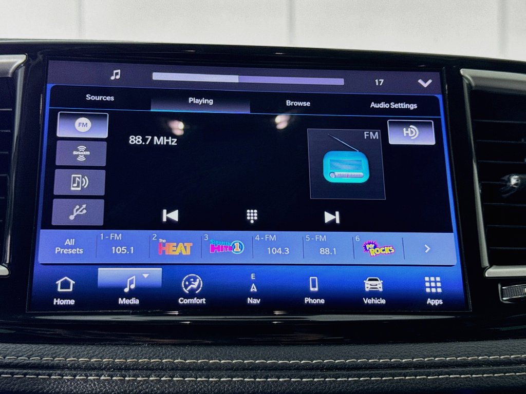 Used 2024 Chrysler Pacifica Limited FWD image 18