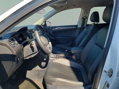 Used 2022 Volkswagen Tiguan SE image 9
