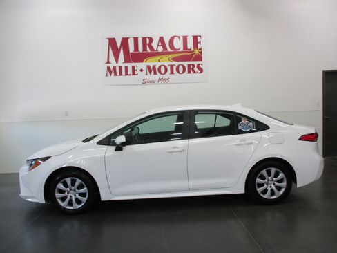 Used 2021 Toyota Corolla LE w/ Carpet Mat Package (TMS) image 2