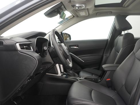 Used 2024 Toyota Corolla Cross XLE w/ Convenience Package image 19