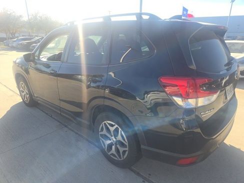 Used 2023 Subaru Forester Premium image 4