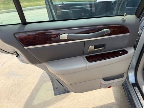 Used 2006 Lincoln Town Car Designer Series RWD image 14