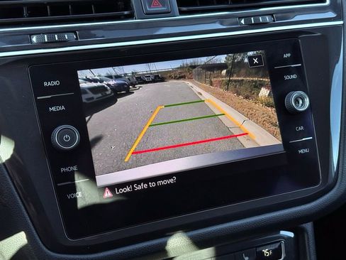 Used 2021 Volkswagen Tiguan SE image 3