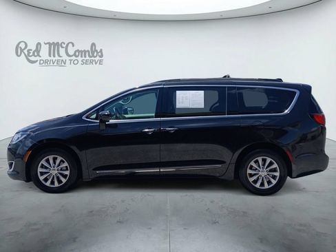Used 2017 Chrysler Pacifica Touring-L FWD image 2