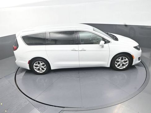 Used 2018 Chrysler Pacifica Touring Plus w/ Tire & Wheel Group FWD image 28