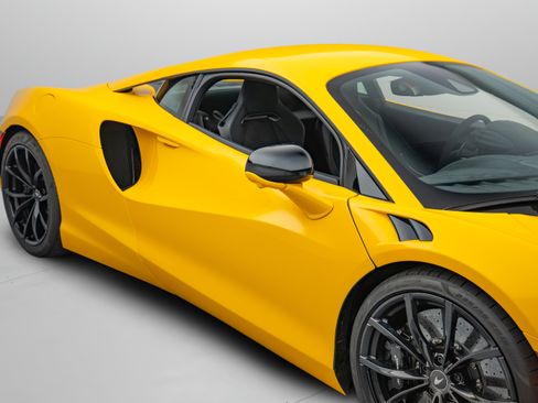 Used 2024 McLaren Artura RWD image 38