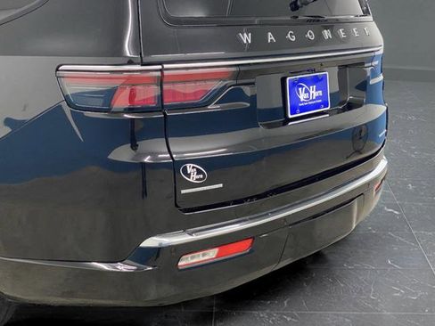 Used 2023 Jeep Wagoneer L Series III w/ Preferred Equipment Group image 41