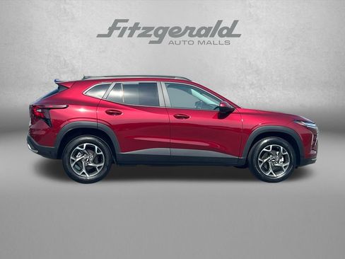 Used 2025 Chevrolet Trax LT FWD image 3