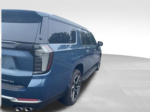 Used 2025 Chevrolet Suburban Premier AWD/4WD image 5