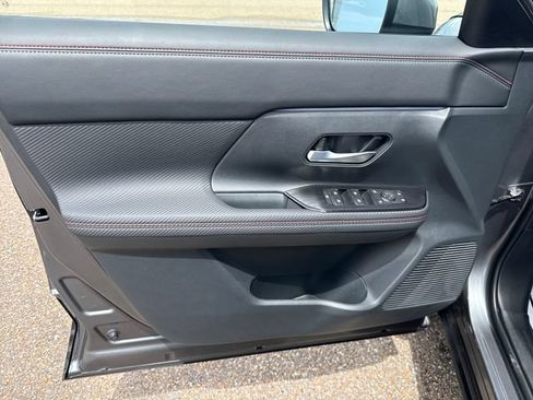 Certified 2025 Nissan Kicks SR FWD image 11
