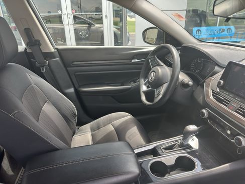Used 2024 Nissan Altima 2.5 SV FWD image 16