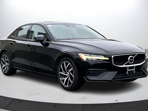Used 2020 Volvo S60 T5 Momentum image 2