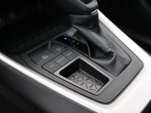 Used 2025 Toyota RAV4 XLE FWD image 33