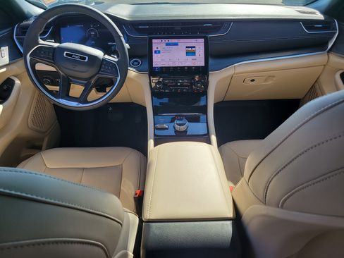 Used 2024 Jeep Grand Cherokee Limited image 14