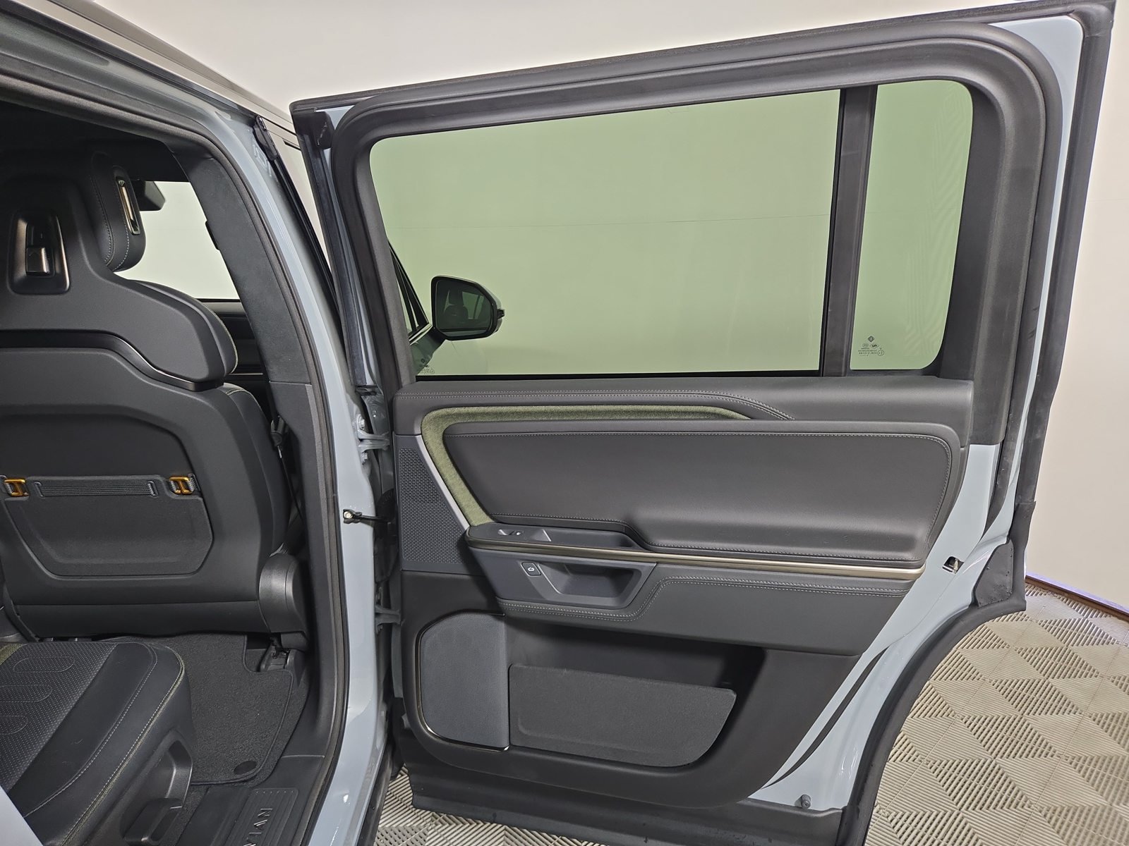 Used 2025 Rivian R1S Adventure Dual AWD/4WD image 19