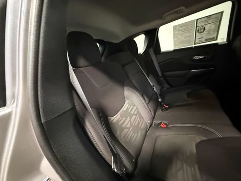Used 2019 Jeep Cherokee Latitude w/ Comfort & Convenience Group AWD/4WD image 65