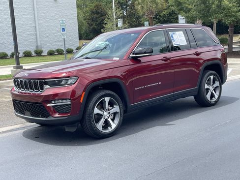 Used 2023 Jeep Grand Cherokee Limited w/ Luxury Tech Group II AWD/4WD image 4