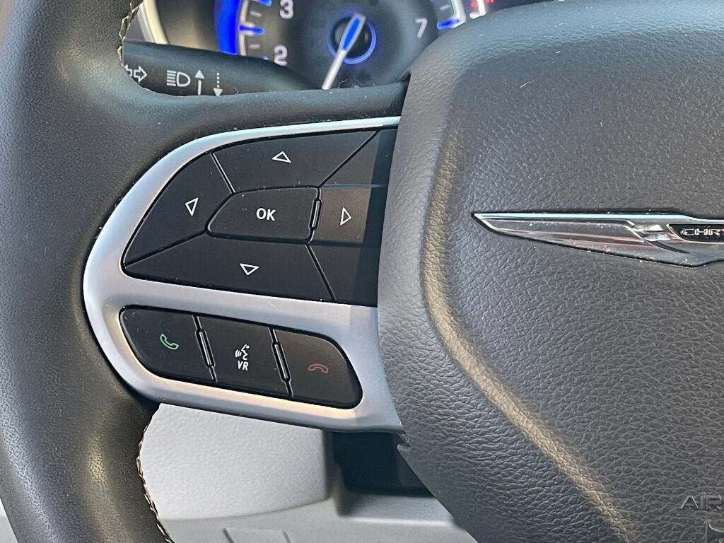 Used 2023 Chrysler Pacifica Touring-L FWD image 16