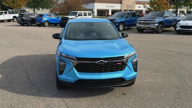 Used 2025 Chevrolet Trax RS w/ Driver Confidence Package FWD image 3