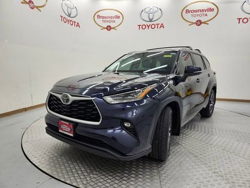 Used 2024 Toyota Highlander XLE FWD image 2