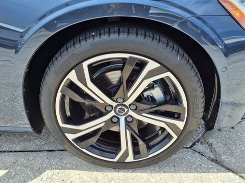 Certified 2025 Volvo S60 B5 Plus FWD image 9