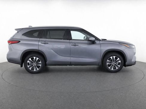 Used 2025 Toyota Highlander XLE AWD/4WD image 11