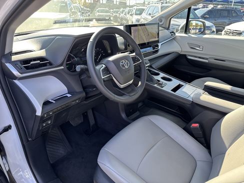 Used 2025 Toyota Sienna XLE image 24
