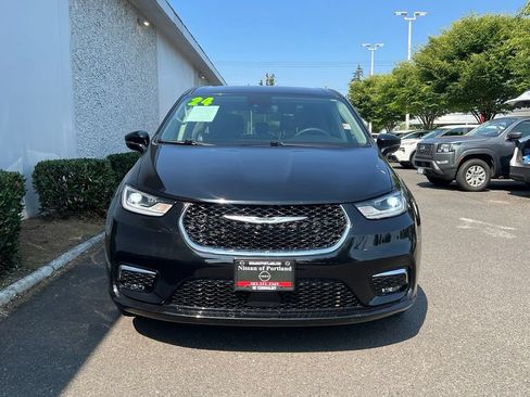 Used 2024 Chrysler Pacifica Limited FWD image 3