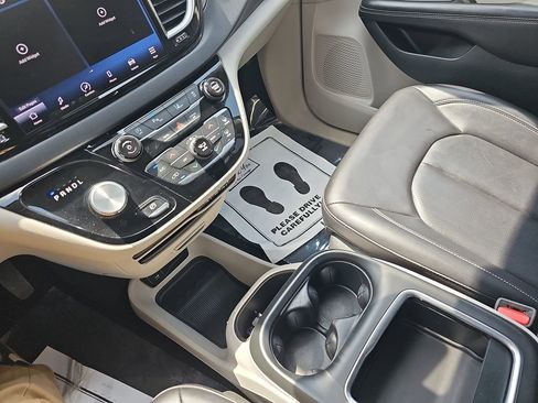 Used 2023 Chrysler Pacifica Touring-L FWD image 30