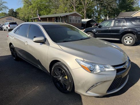 Used 2016 Toyota Camry SE image 4
