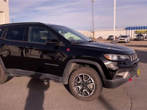 Used 2024 Jeep Compass Trailhawk image 3