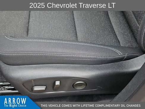 Used 2025 Chevrolet Traverse LT AWD/4WD image 23