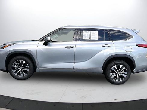 Used 2021 Toyota Highlander XLE FWD image 5
