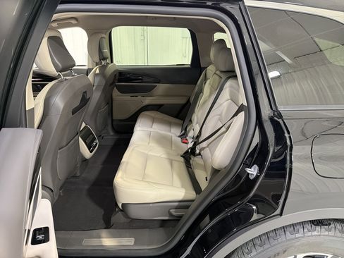 Used 2025 Lincoln Nautilus Premier image 11