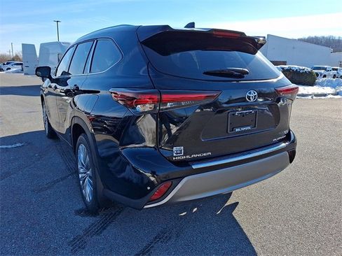 New 2026 Toyota Highlander Platinum image 3
