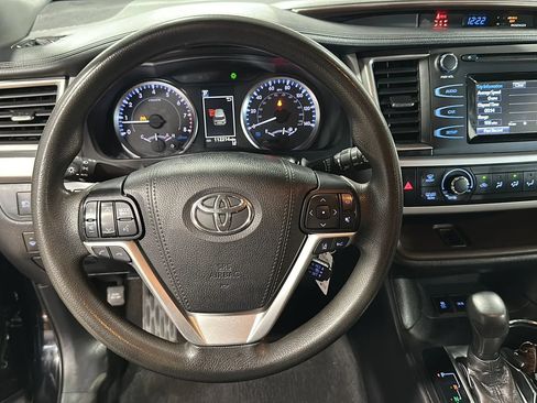 Used 2019 Toyota Highlander LE AWD/4WD image 23