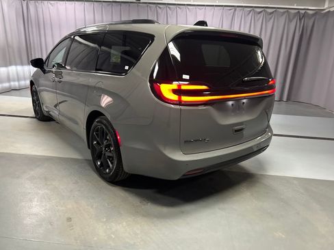 Used 2024 Chrysler Pacifica Touring-L w/ S Appearance Package FWD image 5