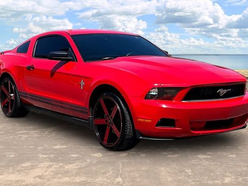 Used 2010 Ford Mustang Coupe RWD image 3