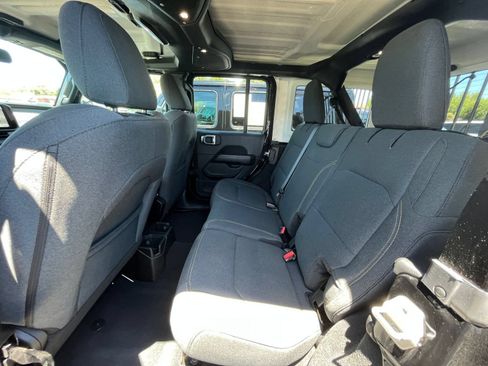 Used 2025 Jeep Wrangler Unlimited Sahara AWD/4WD image 25