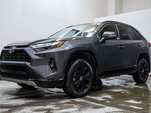 Used 2023 Toyota RAV4 SE image 3