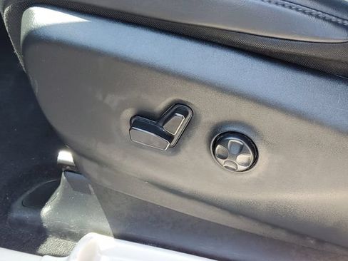 Used 2023 Chrysler Pacifica Touring-L FWD image 9