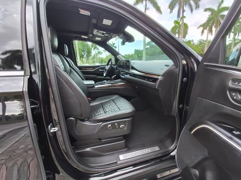 Used 2021 Cadillac Escalade Premium Luxury Platinum AWD/4WD image 44