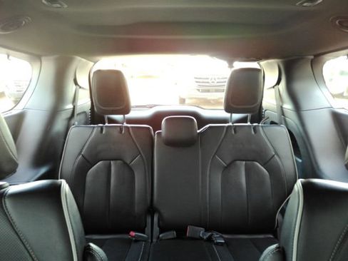 Used 2025 Chrysler Pacifica Limited FWD image 39