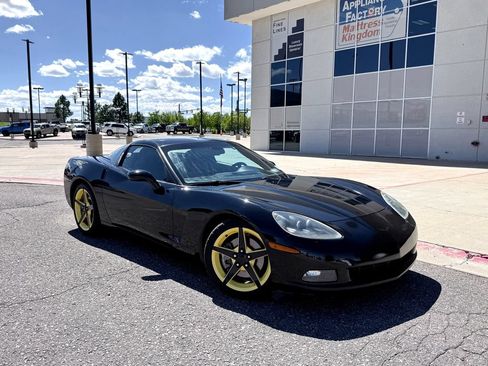 Used 2005 Chevrolet Corvette Coupe w/ Preferred Equipment Group RWD image 2