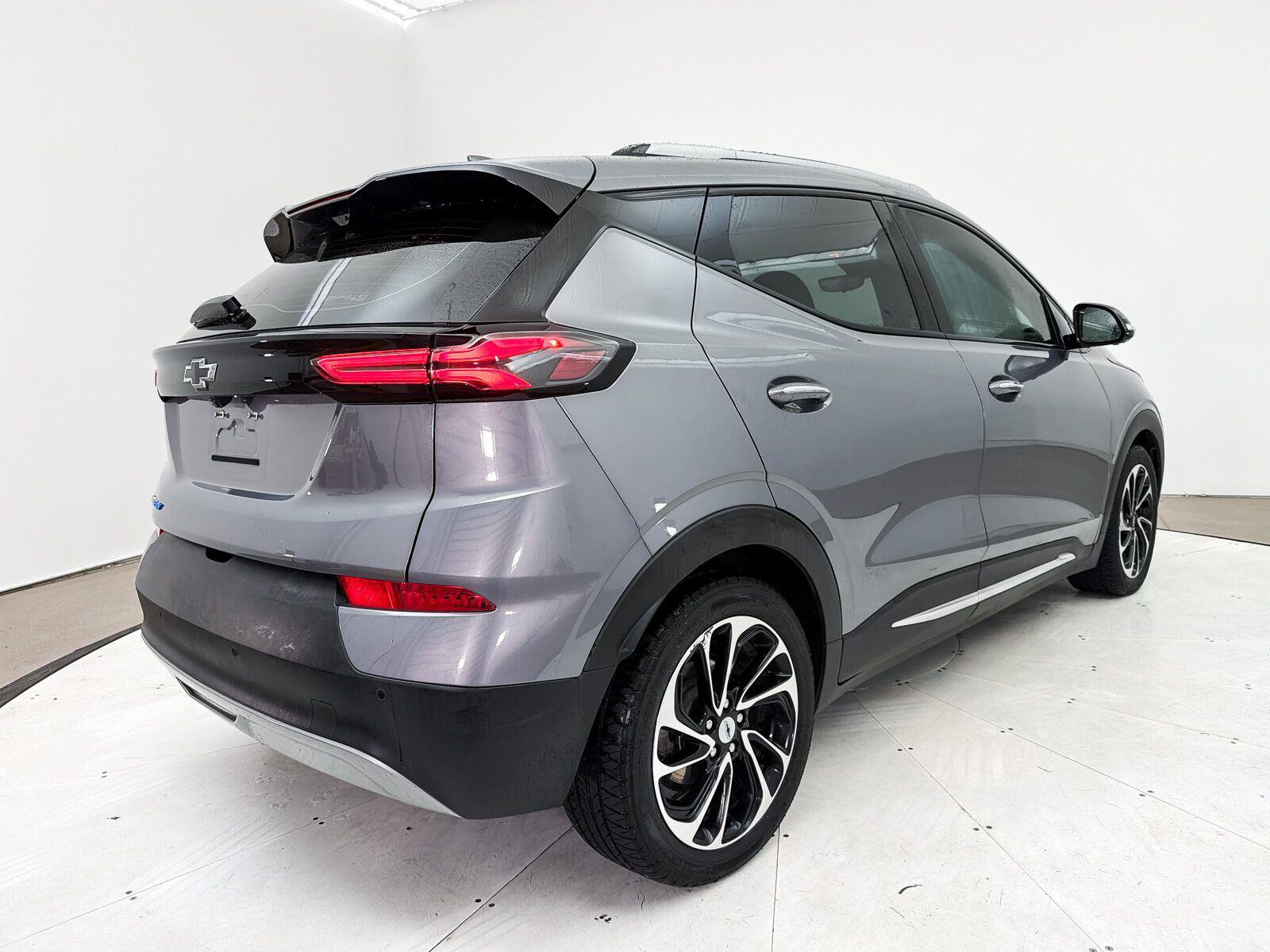 Used 2023 Chevrolet Bolt EUV Premier w/ Sun & Sound Package FWD image 18