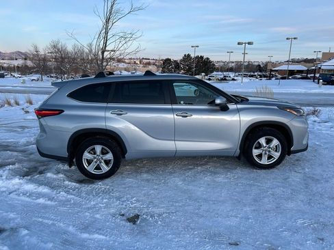 Used 2023 Toyota Highlander LE image 9