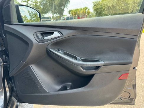 Used 2017 Ford Focus SE FWD image 40