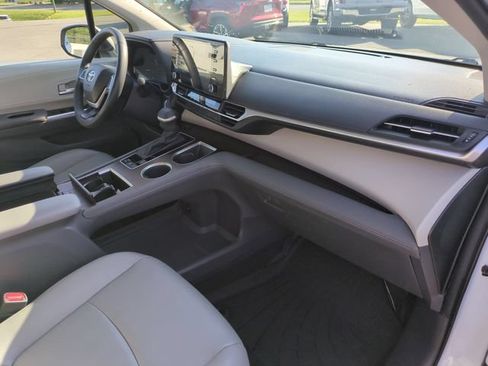 Used 2023 Toyota Sienna XLE FWD image 36