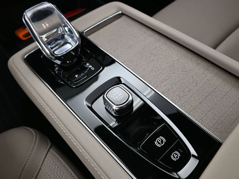 New 2026 Volvo XC90 B6 Plus w/ Protection Package Premier image 18