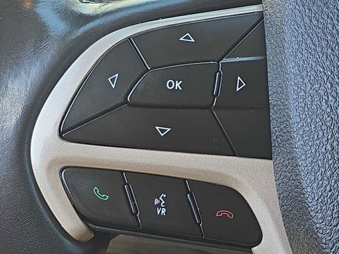 Used 2018 Jeep Cherokee Latitude w/ Cold Weather Group image 28